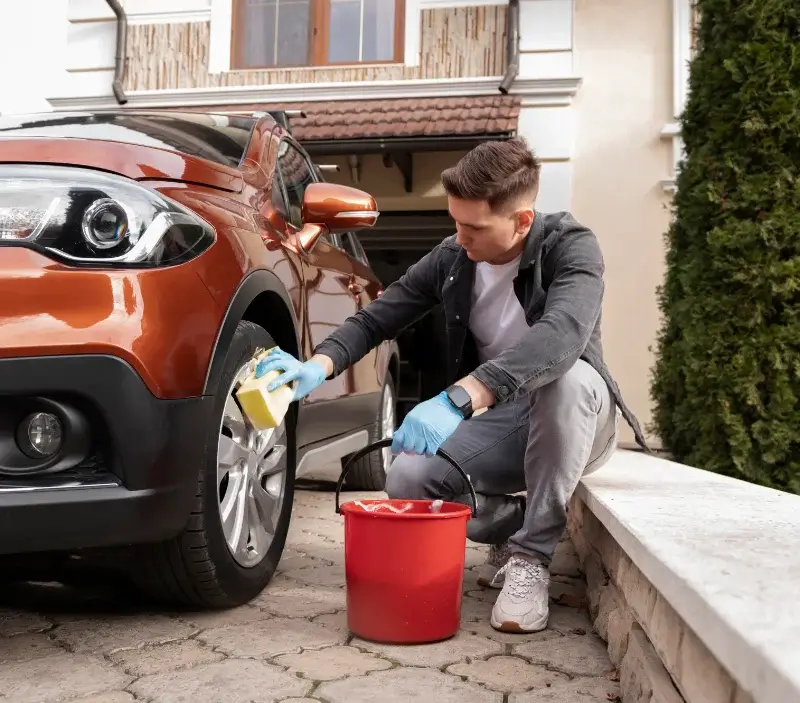 Lavage auto à domicile Treignat : professionnel intervenant sur un véhicule